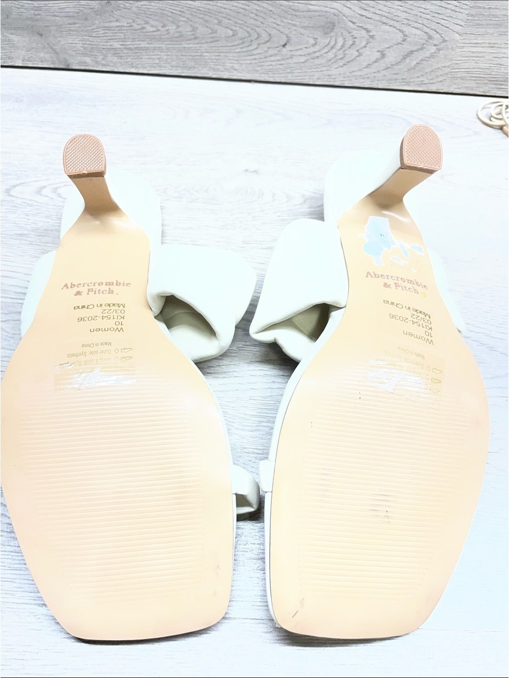 Abercrombie & Fitch White Padded Slide Sandals with Toe Loop Accent #1379 - Picture 2 of 3